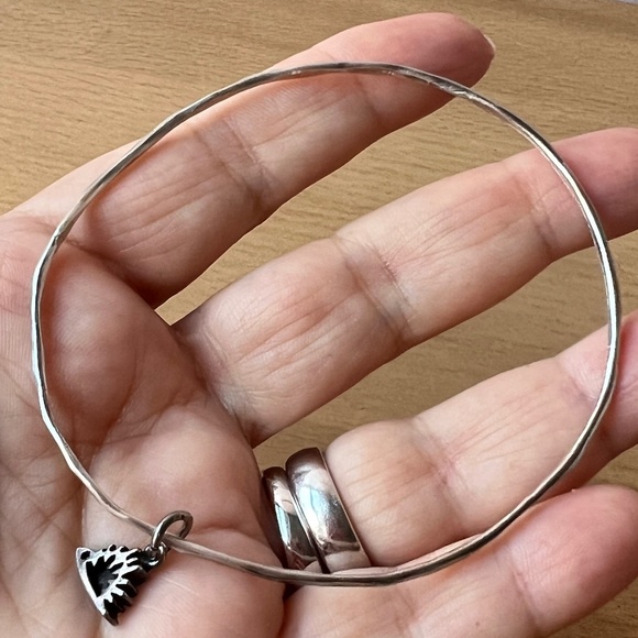 VINTAGE 925 STERLING SILVER BANGLE BRACELET WITH STERLING DANGLING CHARM - Picture 1 of 16